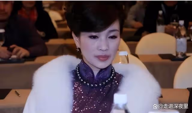 溫州女富豪胡潔：前夫貪污入獄16年，二婚嫁周立波，送百萬保時捷