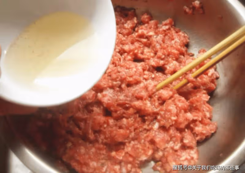 牛肉餡餃子怎麼調餡？記住「多加1樣、不放1樣」，不腥不柴，賊香