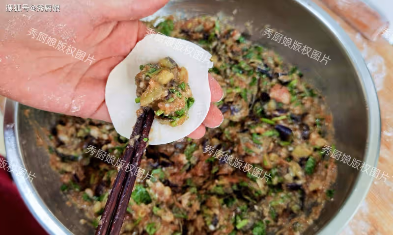 入伏吃餃子，韭菜茴香靠邊站，用這菜做餡，鮮美多汁，營養又解饞