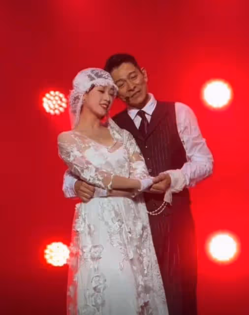 劉德華演唱會伴舞女孩太驚艷!她幸福表情不像演的