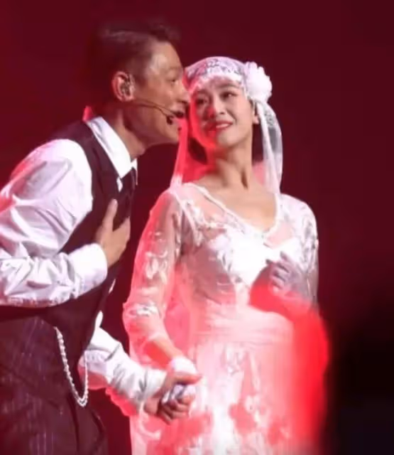 劉德華演唱會伴舞女孩太驚艷!她幸福表情不像演的