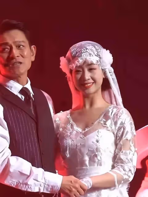劉德華演唱會伴舞女孩太驚艷!她幸福表情不像演的