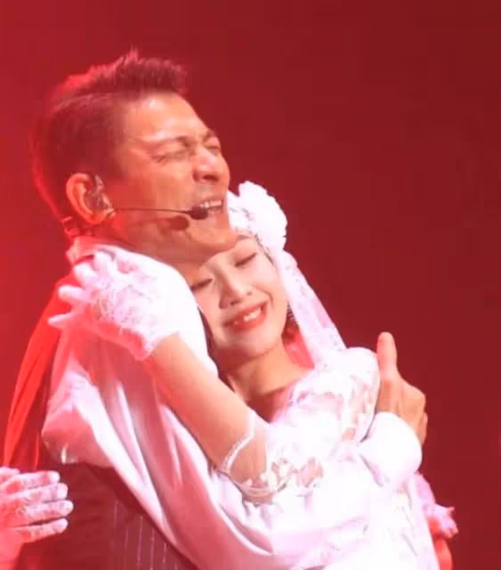 劉德華演唱會伴舞女孩太驚艷!她幸福表情不像演的