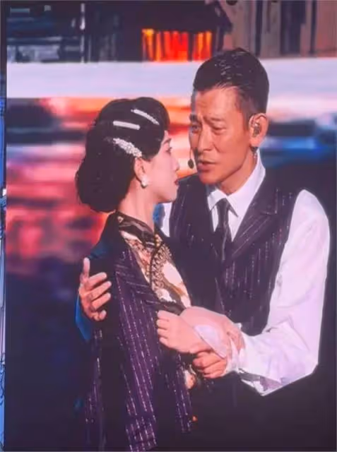 劉德華演唱會伴舞女孩太驚艷!她幸福表情不像演的