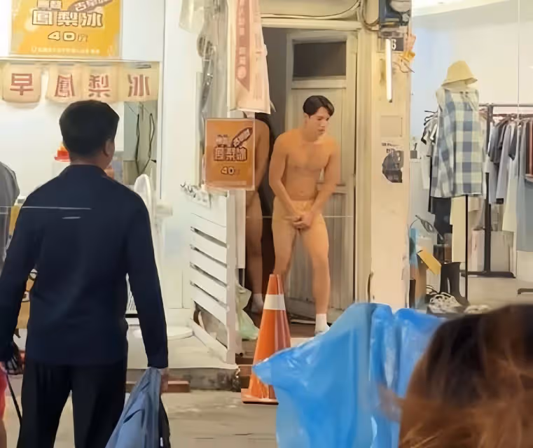 TVB兩大力捧小生在街上打赤膊,穿肉色內褲拍戲,引超百人圍觀