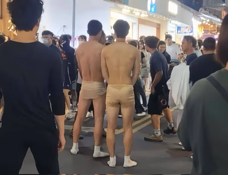 TVB兩大力捧小生在街上打赤膊,穿肉色內褲拍戲,引超百人圍觀