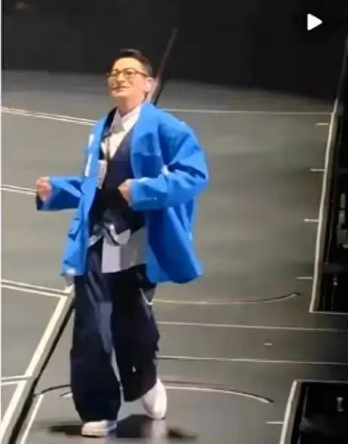 網友乘電梯偶遇劉德華，從身邊經過眼神亮了，把網友看緊張了