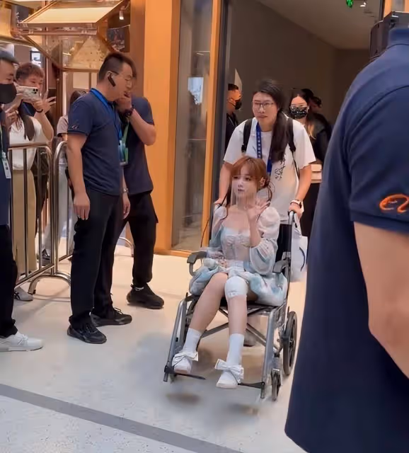 黃霄雲車禍後坐輪椅出席首映禮獻唱！工作室透露其面部腿部受傷