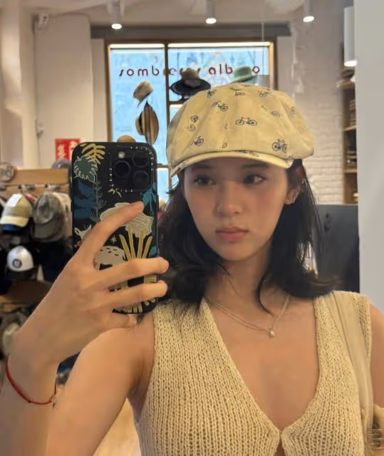 歐陽娜娜西班牙度假,穿V領針織馬甲,大膽曬好身材