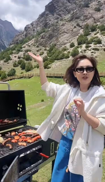 52歲牛莉現身新疆遊玩,美顏強大好似少女,和網友偶遇生圖差距大