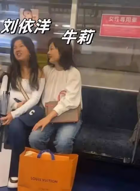 52歲牛莉現身新疆遊玩,美顏強大好似少女,和網友偶遇生圖差距大