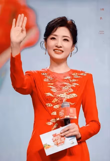 前主持人周濤履新,擔任公司董事長,工作畫面曝光,女強人氣場足