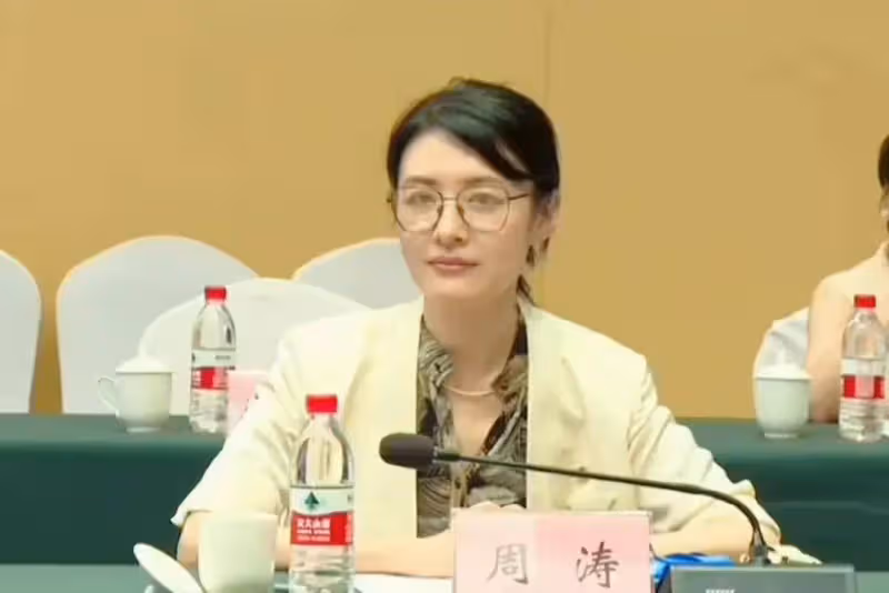 前主持人周濤履新,擔任公司董事長,工作畫面曝光,女強人氣場足