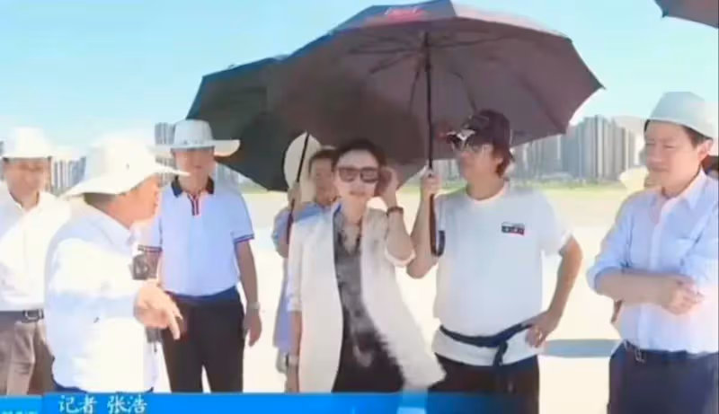 前主持人周濤履新,擔任公司董事長,工作畫面曝光,女強人氣場足