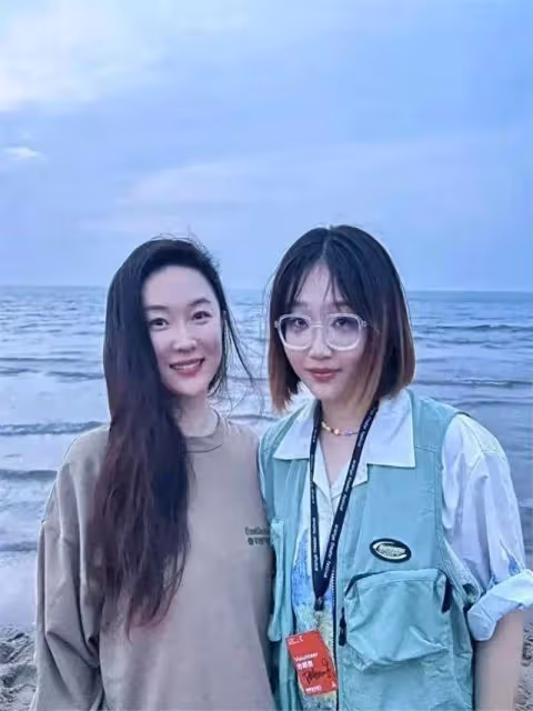 霍思燕一家4口同框,夫妻倆當眾接吻好恩愛,8歲女兒正面好英氣
