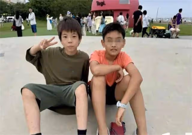 霍思燕一家4口同框,夫妻倆當眾接吻好恩愛,8歲女兒正面好英氣
