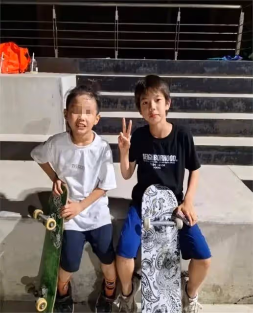 霍思燕一家4口同框,夫妻倆當眾接吻好恩愛,8歲女兒正面好英氣