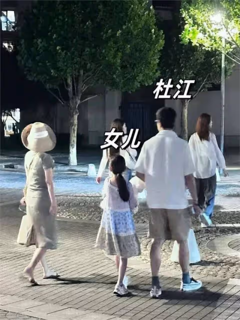 霍思燕一家4口同框,夫妻倆當眾接吻好恩愛,8歲女兒正面好英氣