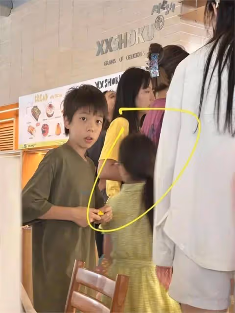 霍思燕一家4口同框,夫妻倆當眾接吻好恩愛,8歲女兒正面好英氣