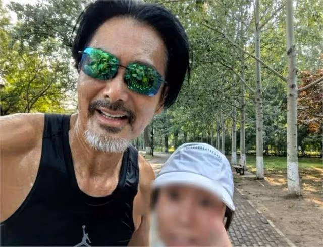 69歲周潤發晨跑被偶遇！手臂長滿小肉球，目擊者說本人又高又壯
