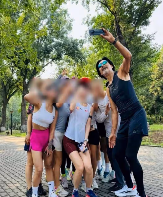 69歲周潤發晨跑被偶遇！手臂長滿小肉球，目擊者說本人又高又壯