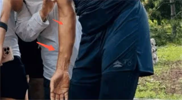 69歲周潤發晨跑被偶遇！手臂長滿小肉球，目擊者說本人又高又壯