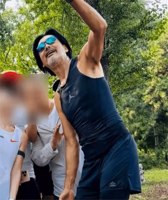 69歲周潤發晨跑被偶遇！手臂長滿小肉球，目擊者說本人又高又壯