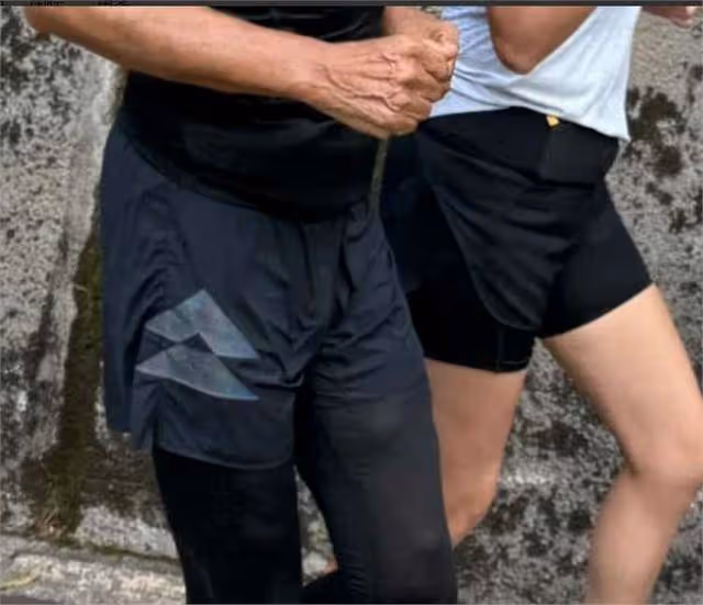 69歲周潤發晨跑被偶遇！手臂長滿小肉球，目擊者說本人又高又壯