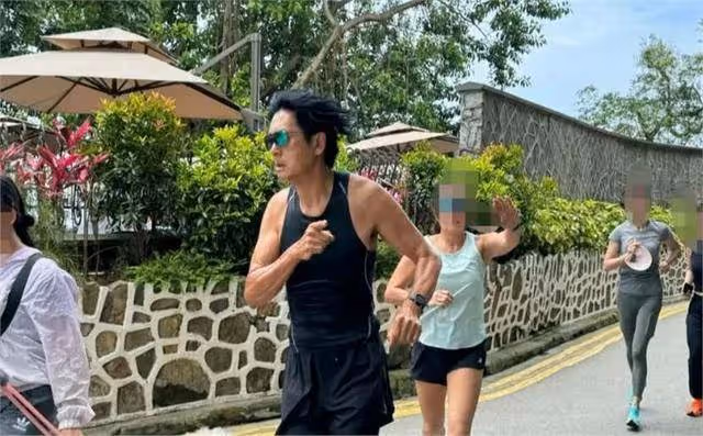 69歲周潤發晨跑被偶遇!手臂長滿小肉球,目擊者說本人又高又壯