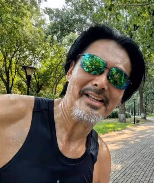 69歲周潤發晨跑被偶遇!手臂長滿小肉球,目擊者說本人又高又壯