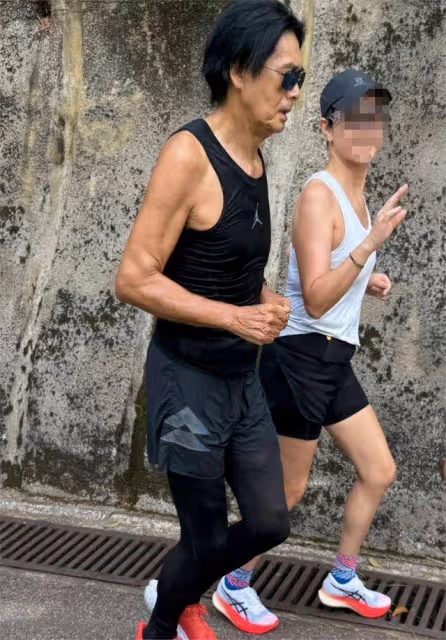 69歲周潤發晨跑被偶遇!手臂長滿小肉球,目擊者說本人又高又壯