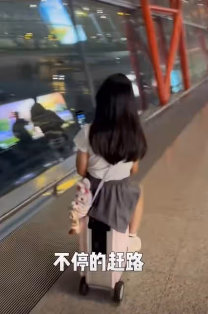 聶遠一家四口香港度假,家庭和諧大女兒超活潑