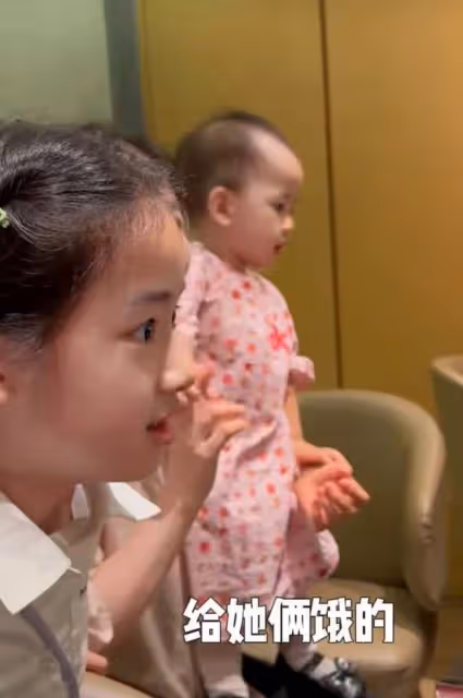 聶遠一家四口香港度假,家庭和諧大女兒超活潑