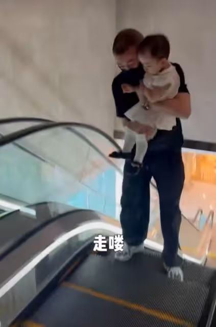 聶遠一家四口香港度假,家庭和諧大女兒超活潑