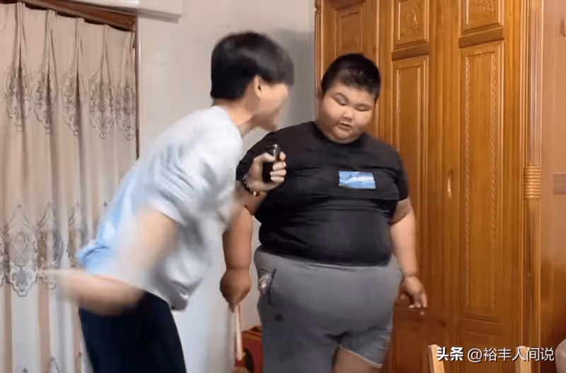 17歲網紅肥仔去世!體重達320斤,媽媽幾天前去世一家人只剩爺爺
