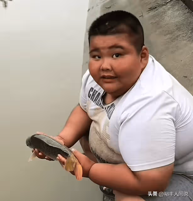 17歲網紅肥仔去世!體重達320斤,媽媽幾天前去世一家人只剩爺爺