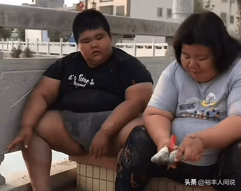 17歲網紅肥仔去世!體重達320斤,媽媽幾天前去世一家人只剩爺爺
