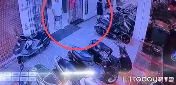 監視畫面曝！林靖恩走進小區偷外賣　取餐小哥跟她擦身一臉懵