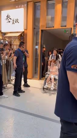 演唱前出交通意外！「鐵肺蘿莉」黃霄雲坐輪椅現身　臉、腿全受傷
