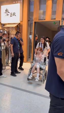 演唱前出交通意外！「鐵肺蘿莉」黃霄雲坐輪椅現身　臉、腿全受傷
