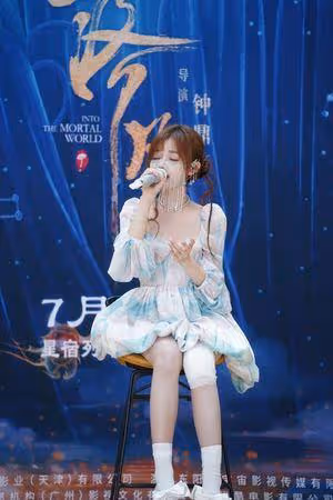 演唱前出交通意外！「鐵肺蘿莉」黃霄雲坐輪椅現身　臉、腿全受傷
