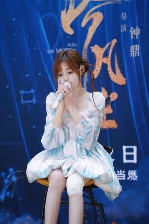 演唱前出交通意外！「鐵肺蘿莉」黃霄雲坐輪椅現身　臉、腿全受傷