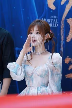 演唱前出交通意外！「鐵肺蘿莉」黃霄雲坐輪椅現身　臉、腿全受傷