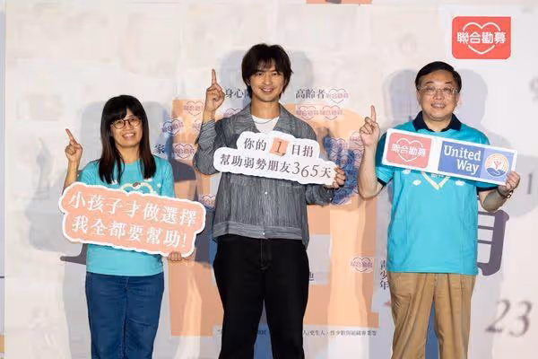 陳柏霖穿皮衣掃街:熱到刮痧! 半夜熱聊「旗下女星」王凈、張榕容