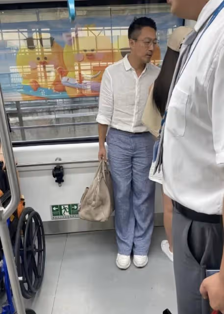 汪小菲怒斥偷拍者,時隔3個月更新微博動態,正面維護妻子小梅