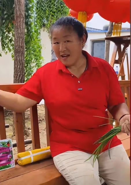 兒媳婦回城裡,大衣哥大衣嫂輕鬆了,夫妻做飯也變得簡單很多