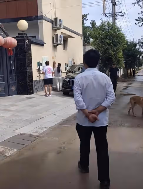 兒媳婦回城裡,大衣哥大衣嫂輕鬆了,夫妻做飯也變得簡單很多