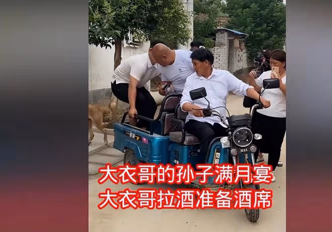 兒媳婦回城裡,大衣哥大衣嫂輕鬆了,夫妻做飯也變得簡單很多