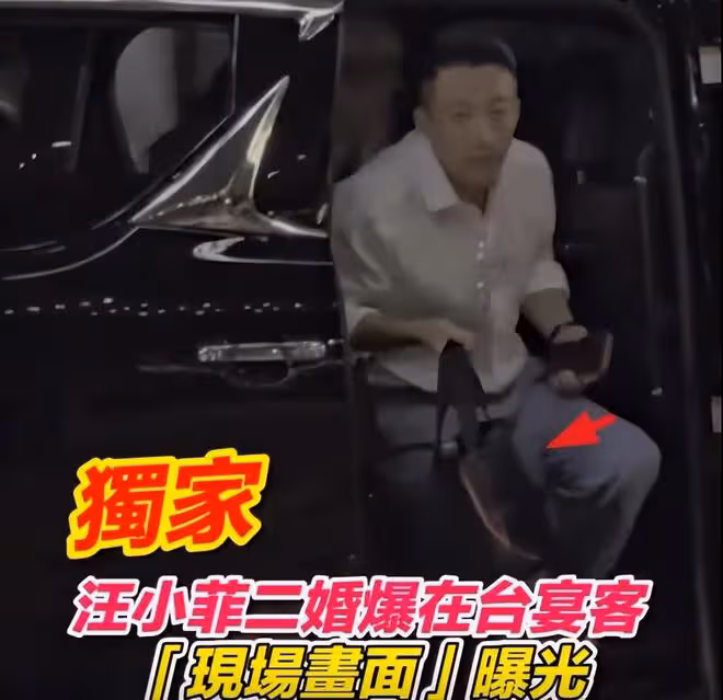 汪小菲給岳父岳母送大禮,手提高檔禮盒非常禮貌,小梅笑個不停
