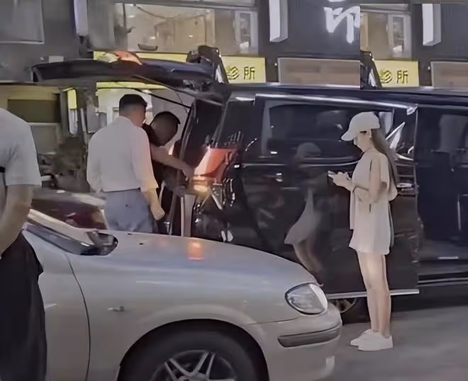汪小菲給岳父岳母送大禮,手提高檔禮盒非常禮貌,小梅笑個不停